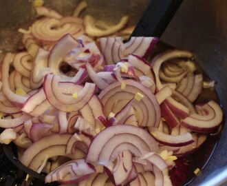 Pizza med picklad rödlök, pizza with pickled red onion, pizza ja hillottua punasipulia