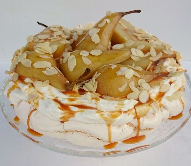 Karamellinen päärynä-pavlova