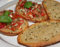 Rapeat italialaiset tomaattitäytteiset bruschetat sekä valkosipulileivät