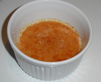 Sitruunaruoholla maustettu crème brûlée