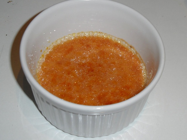 Sitruunaruoholla maustettu crème brûlée