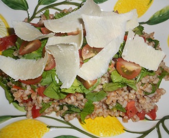 Insalata di farro con rucola e pomodorini (speltti-salaatti rucolan ja kirsikkatomaattien kera)