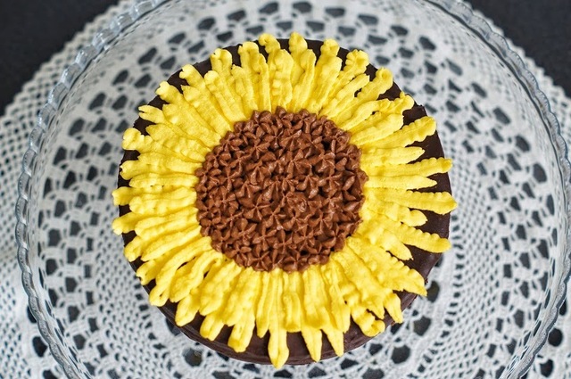 Äiti, sinä olet aurinko - aurinkoista suklaakakkua (munaton, maidoton)