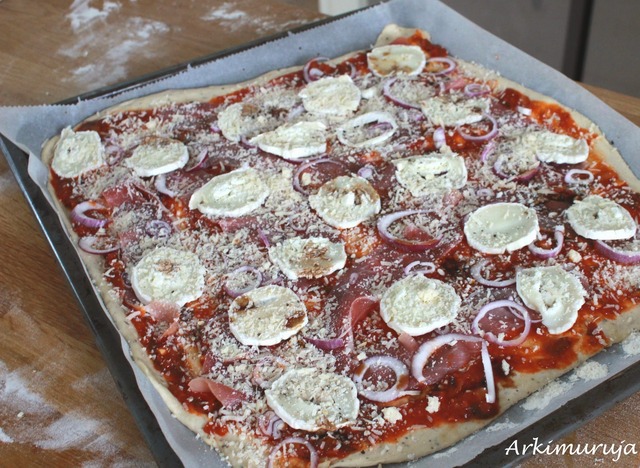 Hyvän pizzan salaisuus: itse valmistettu pizzapohja ja tomaattikastike