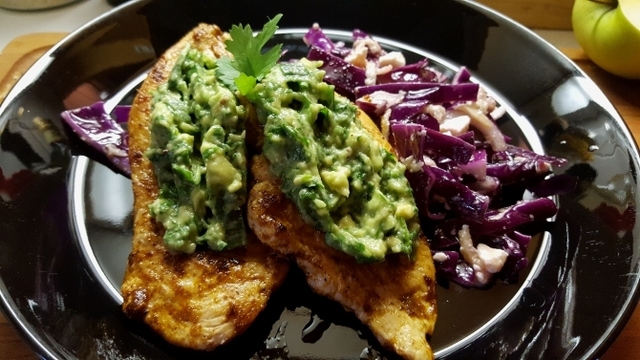 Kananrintaa avokadosalsalla & feta-punakaalisalaattia – chicken breast with avocado salsa & red cabbage salad with feta