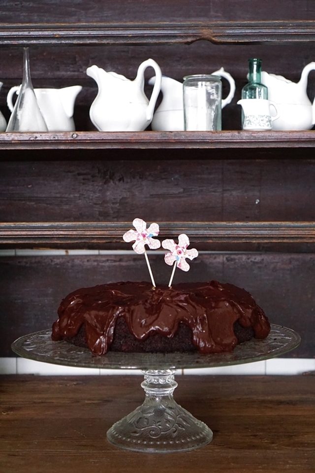 Punajuurisuklaakakku avokadosuklaakuorrutteella * Beet root chocolate cake with avocado chocolate frosting