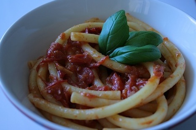 Miten tuoreista tomaateista tehdään loistelias pastakastike?
