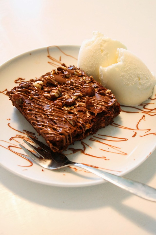 Kolmen suklaan brownies