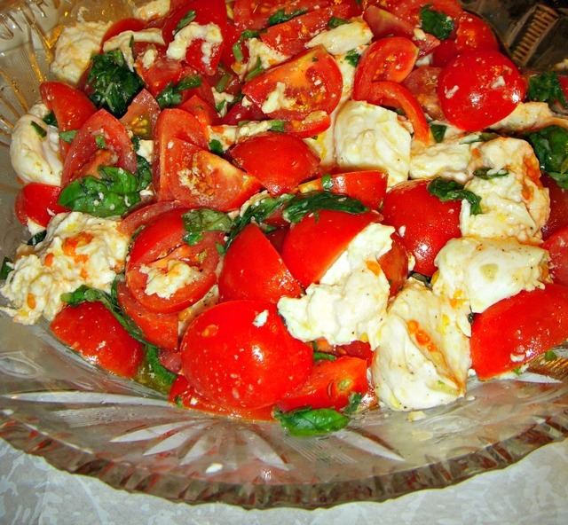 Tomaatti-mozzarella-, Kreikkalainen-, Kanapasta- ja Rosin perunasalaatti