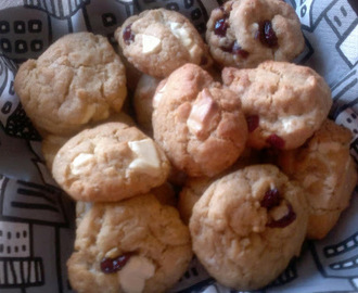 Valkosuklaa-karpalo cookies