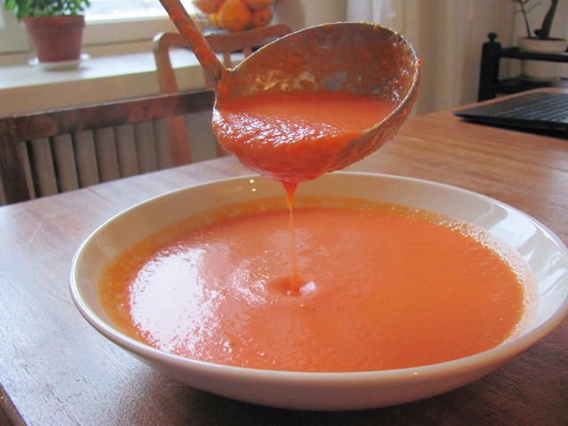 Vuohenjuusto-tomaattikeitto