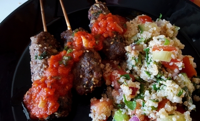 Mausteiset karitsa-kebakot tomattikastikkeella – spicy lamb kebabs with tomato sauce