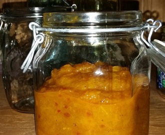 Raparperi-sipuli-inkivääri chutney