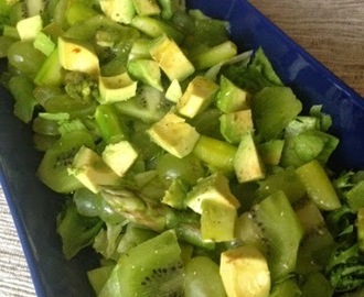 Salaatti täynnä vihreitä asioita