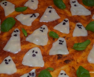 Viimehetken halloween-vinkki tai idea lasten pyhäinpäiväaterialle: pizza con fantasmini - haamupizza