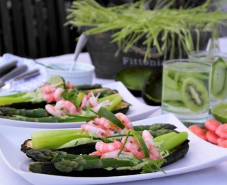Kevään vihreä nautinto, parsaa kesäkurpitsaveneissä, avokadomoussea ja kuorittuja katkarapuja