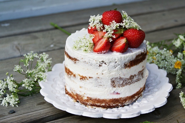 Juhannuksen naked cake.