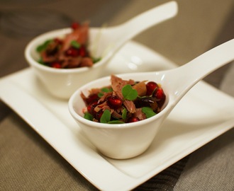 Granaattiomenainen ankka-confit amuse bouche