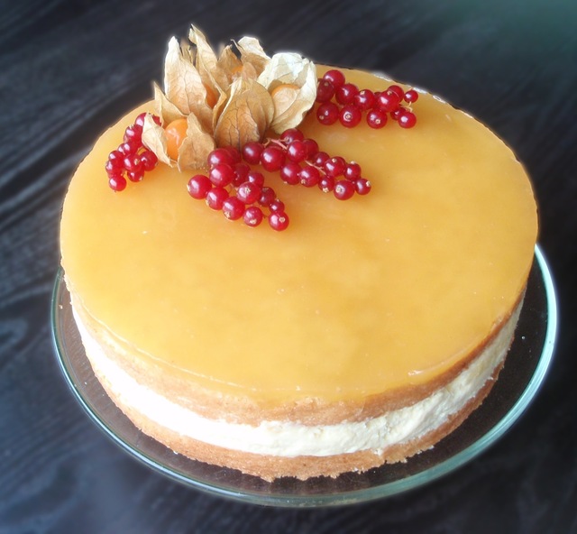 Valkosulkaa-passionhedelmäkakku / White chocolate and passion fruit cake