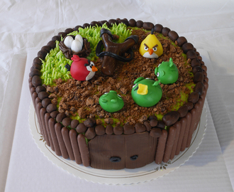 Angry Birds-kakkua kinuski- ja mansikkatäytteellä ♥