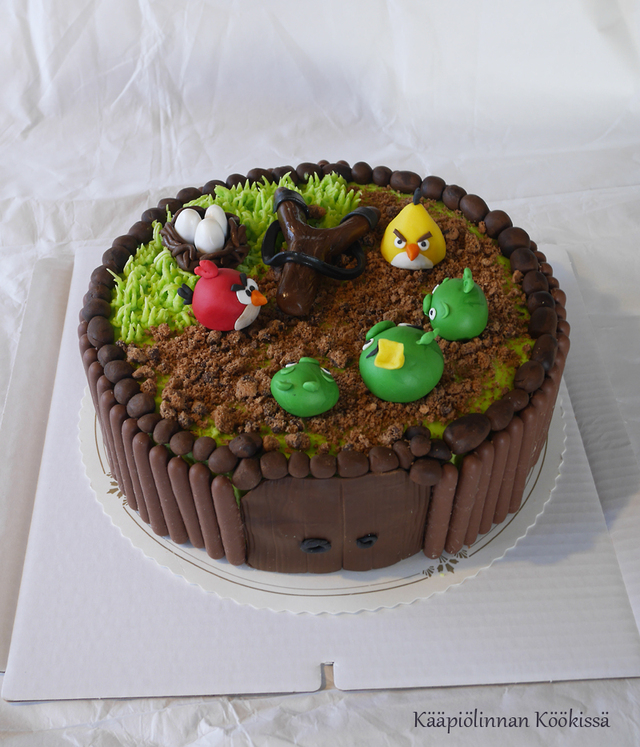 Angry Birds-kakkua kinuski- ja mansikkatäytteellä ♥