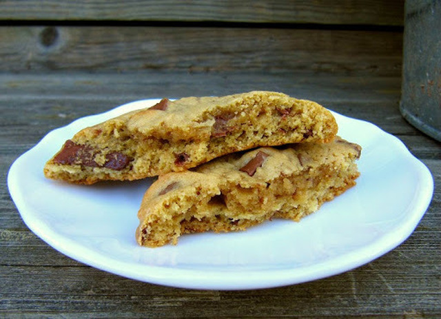 Pehmeät Suklaapiparit (Soft Chocolate Chip Cookies)