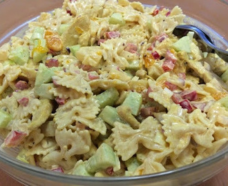 Hedelmäinen broileri-pastasalaatti