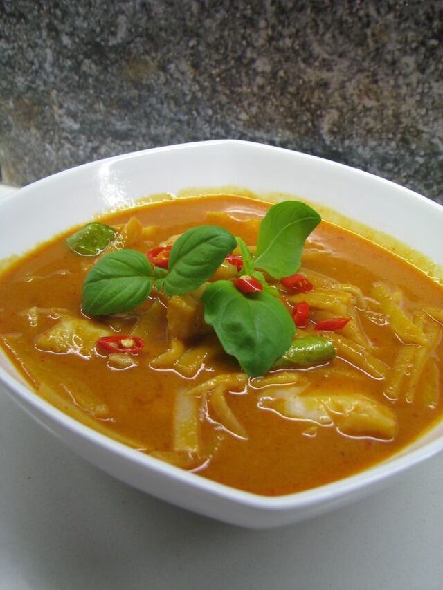 KAENG PHET PLA KUP NAW MAI, thaimaalainen punainen curry kalalla ja bambunversoilla