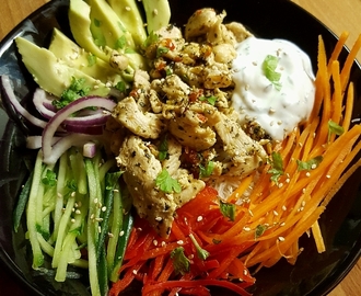 Thaikanaa ja kasviksia kulhossa – Thai chicken buddha bowl