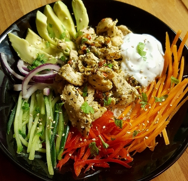 Thaikanaa ja kasviksia kulhossa – Thai chicken buddha bowl