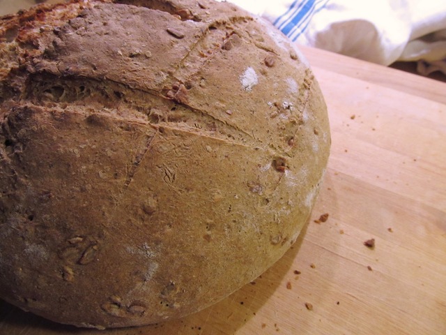 Leipäkokeilu: Sekaleipä juureen – A Bread Experiment: Mixed Grain Bread with Sourdough