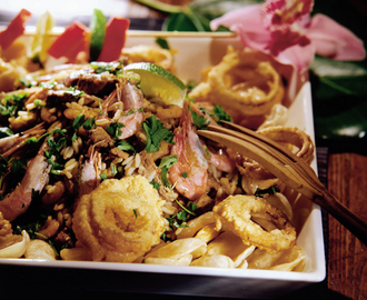 Paistettua riisiä, katkarapuja ja lihaa (Nasi goren)