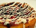 Amerikkalainen juustokakku marjoilla - Baked berry-cheesecake