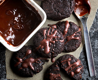 Chili-suklaakeksit | Roasted cocoa and chili oil cookies