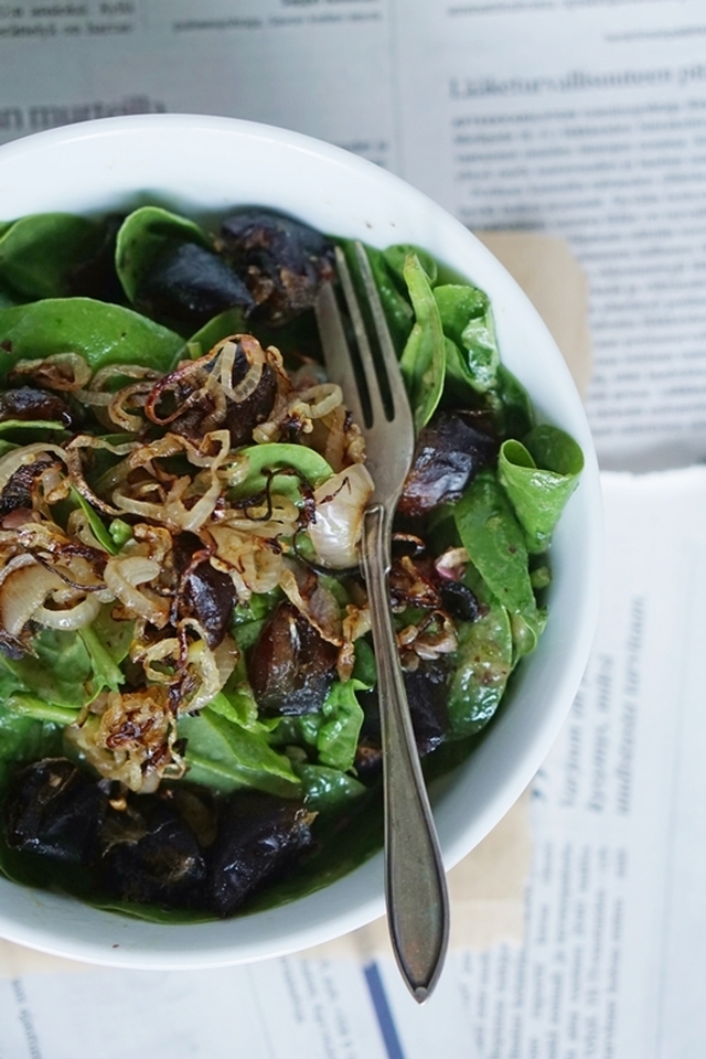 Mehevä pinaatti-taatelisalaatti / Juicy spinach salad with dates