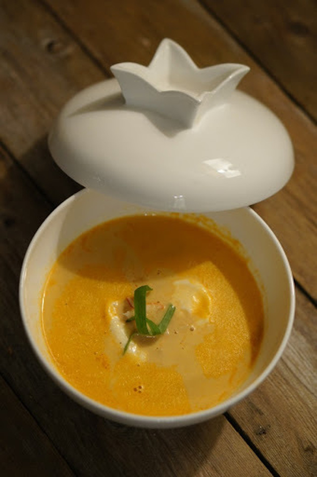 Hummerikeitto vanilja-aioilin kera/ Lobster bisque with vanilla aioli