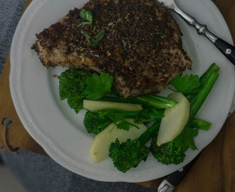 Porsaankyljykset pellavakuorrutuksella ja lämmin broccolini-omenasalaatti