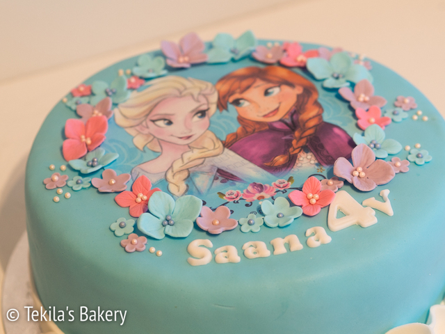 Elsa ja Anna Frozen täytekakku