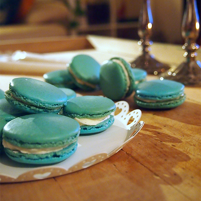 Sinivalkoiset macaronit