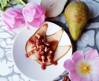 Paistetut päärynät kinuskikastikkeella (sokeriton, gluteeniton, vegaani)