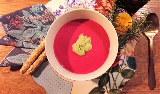 Väreistä iloa ja makuja uuteen vuoteen: punajuurta keittoon, avokadoa bruleeseen