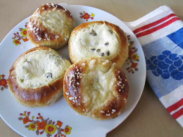 Pikkupullia rahkalla ja voisilmällä – Quark Filled and Butter-eyed Buns