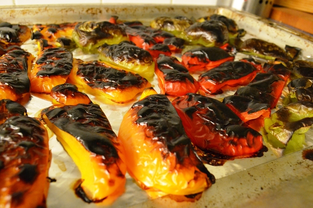 Paahdetut, marinoidut paprikat ja uunissa kuivatut tomaatit