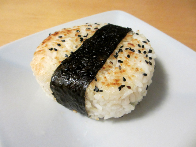 Paistettu bataatti-avokado -onigiri