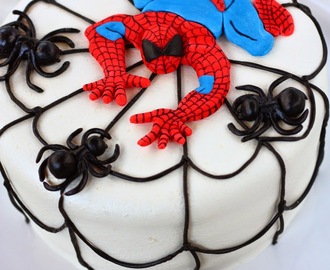 Spiderman-kakku punaherukka-mansikkatäytteellä ja suklaakakkupohjalla