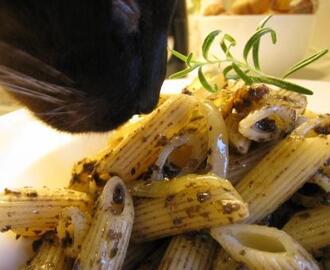 Pasta al cipolla e patè di olive nere