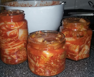 Kimchi, korealainen hapatettu ja tulinen kiinankaali