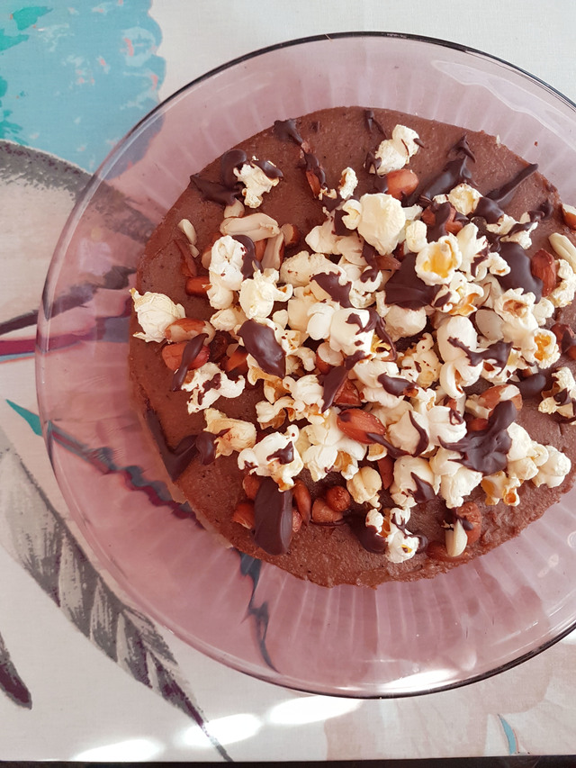 Snickers-Popcorn raakakakku