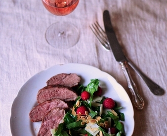 Ankkaa ja vadelma-pinaattisalattia * Duck with raspberry spinach salad