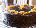 LEIVO: Herkullinen ja suklainen Snickers-kakku